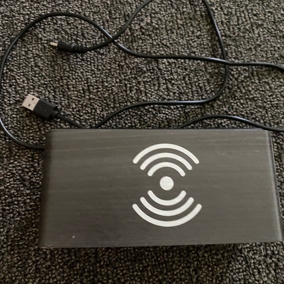 wireless charger with charger digital time and temperature fits all phone models - Picture 3 of 9